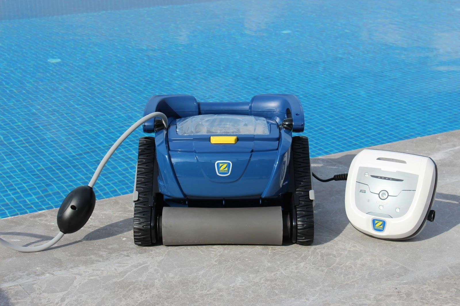 Poolside Renos robotic pool cleaner for pool maintenance